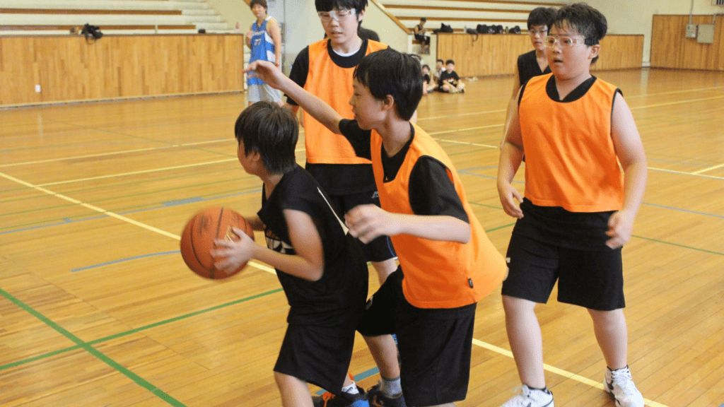 a group of children playing basketbal